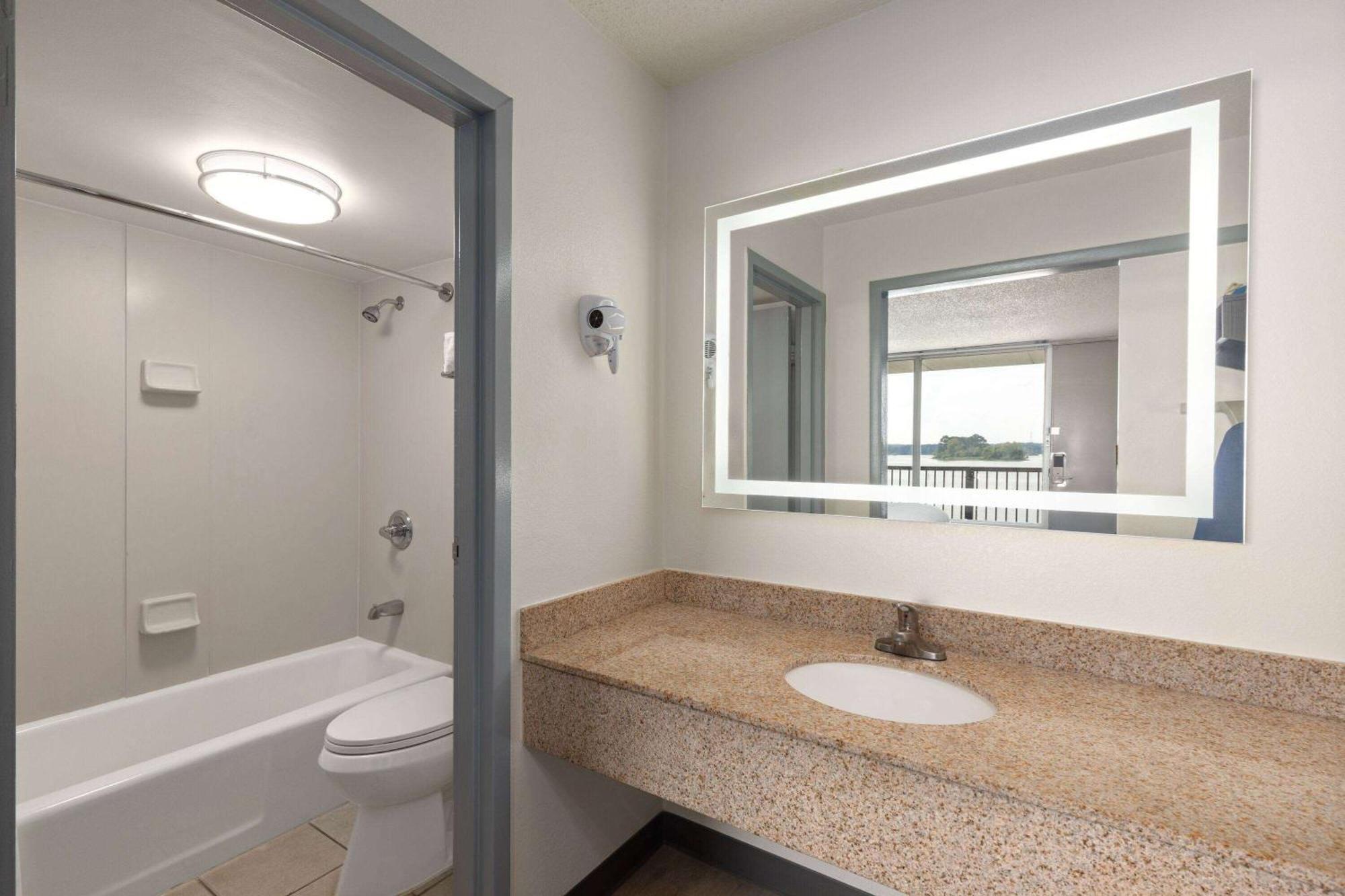 Super 8 By Wyndham Riverside Al Ngoại thất bức ảnh
